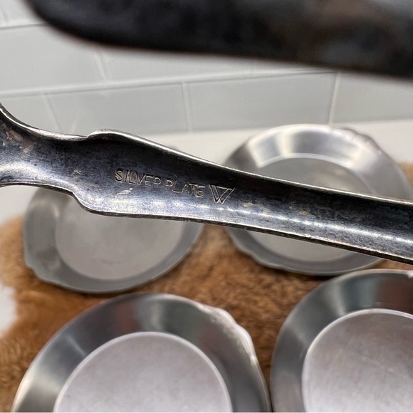 Vintage Hammered Silverplate Bird Claw Tongs & 4 Stainless Japan Small Plates - Picture 3 of 16